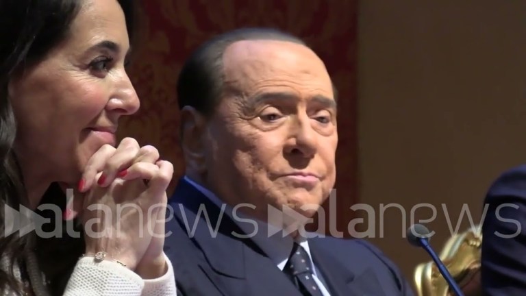 Berlusconi-show a Villa Gernetto: “Se mi addormento non ditelo a Crozza” Berlusconi-show a Villa Gernetto: “Se mi addormento non ditelo a Crozza”