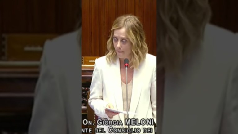 Meloni ricorda in Aula Satnam Singh e riprende Salvini e Tajani: «Alzatevi anche voi» #shorts #news Meloni ricorda in Aula Satnam Singh e riprende Salvini e Tajani: «Alzatevi anche voi» #shorts #news