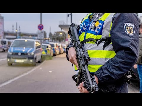 Germania, auto piomba sulla folla a Monaco durante manifestazione sindacale: 28 feriti Germania, auto piomba sulla folla a Monaco durante manifestazione sindacale: 28 feriti