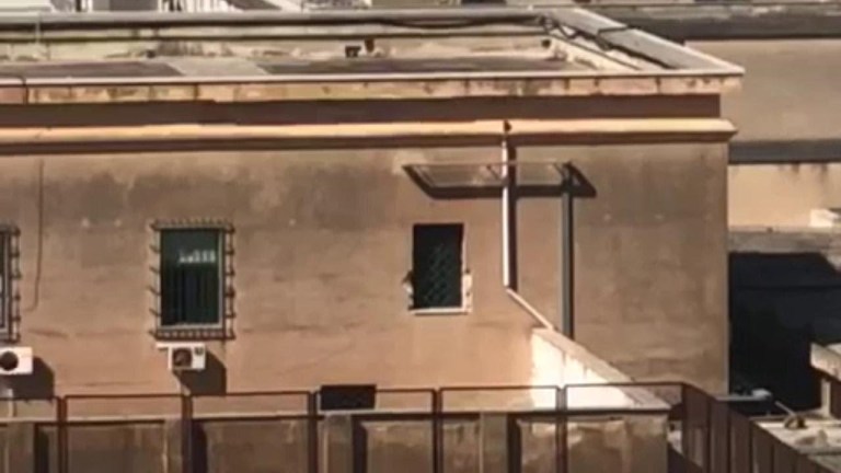 Trapani, detenuti in rivolta sui tetti del carcere Trapani, detenuti in rivolta sui tetti del carcere