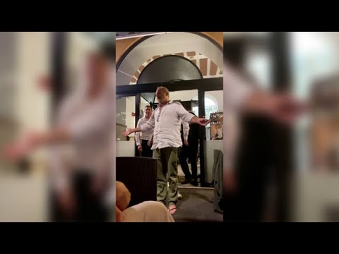 Claudio Amendola al ristorante corteggiato dalle fan: «Avete fatto ‘na sfilata» Claudio Amendola al ristorante corteggiato dalle fan: «Avete fatto ‘na sfilata»
