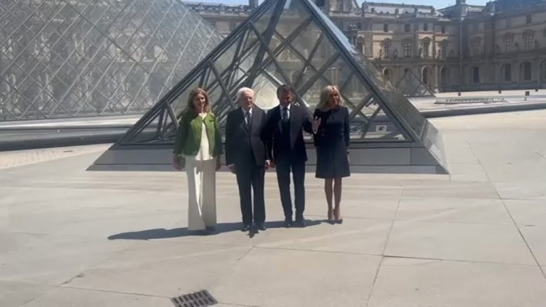 Mattarella al Louvre inaugura con Macron la mostra “Napoli a Parigi” Mattarella al Louvre inaugura con Macron la mostra “Napoli a Parigi”