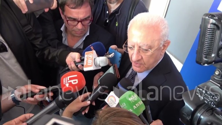De Luca: “Polemica Don Patriciello? Grande mistificazione. Ce l’avevo con Meloni” De Luca: “Polemica Don Patriciello? Grande mistificazione. Ce l’avevo con Meloni”