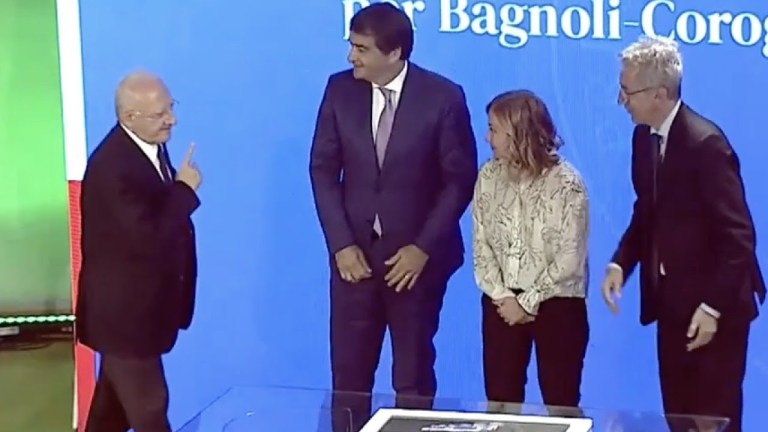 DE LUCA INVITATO SUL PALCO DA GIORGIA MELONI E FITTO PER LA FOTO DI RITO DE LUCA INVITATO SUL PALCO DA GIORGIA MELONI E FITTO PER LA FOTO DI RITO