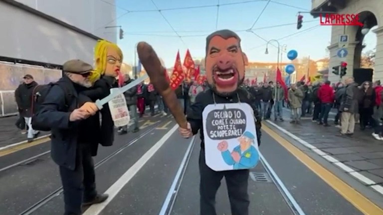 Sciopero, a Torino spuntano le maschere di Meloni e Salvini Sciopero, a Torino spuntano le maschere di Meloni e Salvini