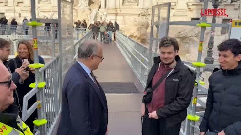 Roma, inaugurata la passerella di Fontana di Trevi. Il sindaco Gualtieri: “Da qui prospettiva unica” Roma, inaugurata la passerella di Fontana di Trevi. Il sindaco Gualtieri: “Da qui prospettiva unica”