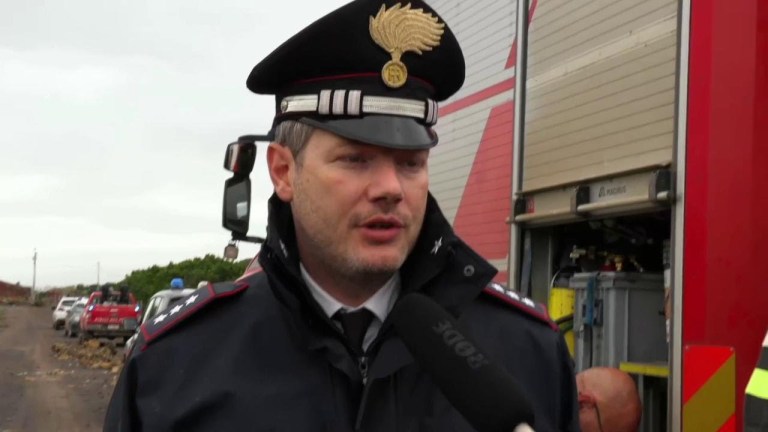 Alluvione in Sicilia, il capitano dei carabinieri: “Trovato il corpo di uno dei due dispersi” Alluvione in Sicilia, il capitano dei carabinieri: “Trovato il corpo di uno dei due dispersi”