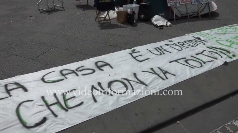Abbattimenti, protesta sfollati Secondigliano davanti il comune di Napoli Abbattimenti, protesta sfollati Secondigliano davanti il comune di Napoli