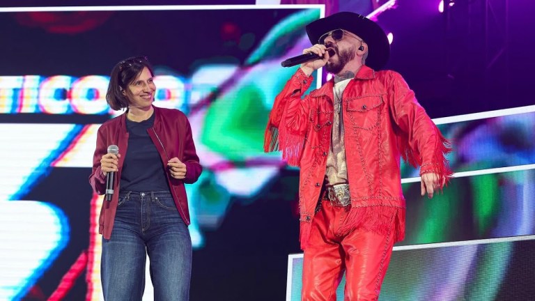 ELLY SCHLEIN CANTA CON J-AX SUL PALCO DEL FORUM DI ASSIAGO ELLY SCHLEIN CANTA CON J-AX SUL PALCO DEL FORUM DI ASSIAGO