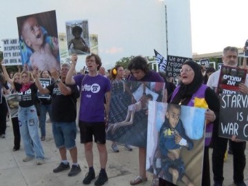 TEL AVIV, sacchi di farina come bebè in braccio: i manifestanti chiedono la fine della guerra a GAZA TEL AVIV, sacchi di farina come bebè in braccio: i manifestanti chiedono la fine della guerra a GAZA