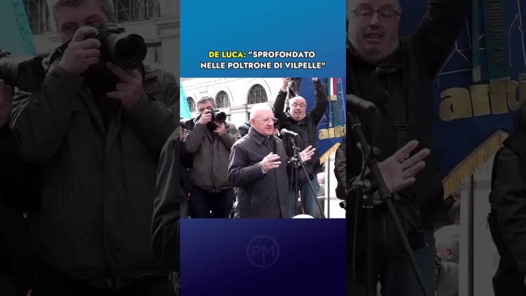 Il presidente della Regione Campania Vincenzo De Luca: “Sprofondato nelle poltrone di vilpelle” Il presidente della Regione Campania Vincenzo De Luca: “Sprofondato nelle poltrone di vilpelle”