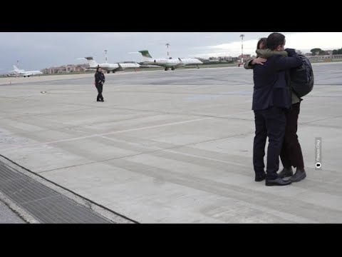 Cecilia Sala è libera, le prime immagini dopo l’arrivo a Ciampino. Meloni: “Sei stata forte” Cecilia Sala è libera, le prime immagini dopo l’arrivo a Ciampino. Meloni: “Sei stata forte”