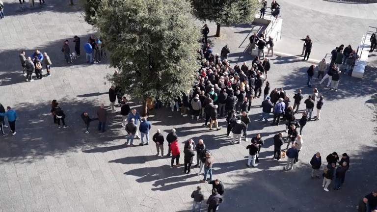 Protestano tassisti e disoccupati, accerchiato il comune di Napoli Protestano tassisti e disoccupati, accerchiato il comune di Napoli