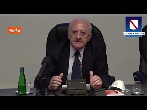 Campania, De Luca ai sindaci: «Prendetevi gli avvisi di garanzia ma riaprite scuole» Campania, De Luca ai sindaci: «Prendetevi gli avvisi di garanzia ma riaprite scuole»