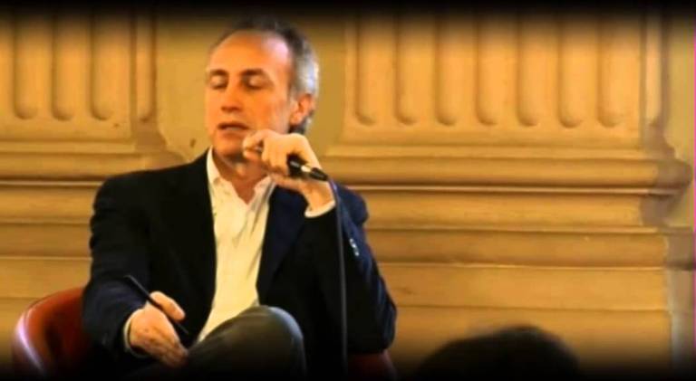 Travaglio difende la puntata di ServizioPubblico con Berlusconi (Circolo dei lettori 20Gen2013) Travaglio difende la puntata di ServizioPubblico con Berlusconi (Circolo dei lettori 20Gen2013)