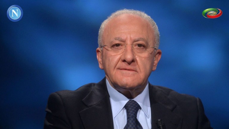 Sciacallo, mi provoca reazioni incontrollabili Vincenzo De Luca durissimo contro Luigi Di Maio Sciacallo, mi provoca reazioni incontrollabili Vincenzo De Luca durissimo contro Luigi Di Maio