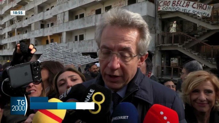 Napoli, si demolisce Vela Gialla di Scampia Napoli, si demolisce Vela Gialla di Scampia