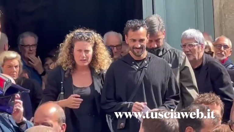 “Cara Nadia asciuga da lassù le lacrime di tuo figlio Marco Mengoni” “Cara Nadia asciuga da lassù le lacrime di tuo figlio Marco Mengoni”