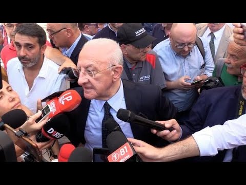 Bagnoli, De Luca: “Foto con Meloni e Fitto come Salvator Mundi di da Vinci” Bagnoli, De Luca: “Foto con Meloni e Fitto come Salvator Mundi di da Vinci”