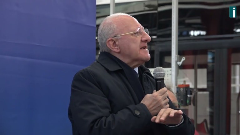 De Luca “ritira” la flotta di autobus: “Senza la Regione Campania, Menarini avrebbe chiuso” De Luca “ritira” la flotta di autobus: “Senza la Regione Campania, Menarini avrebbe chiuso”