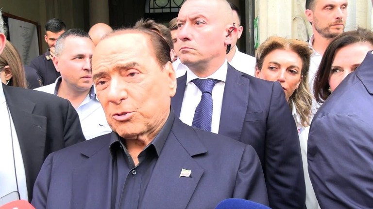 Ucraina, Berlusconi: “Da capo dello Stato avrei parlato con Putin. L’ho chiamato, non ha risposto” Ucraina, Berlusconi: “Da capo dello Stato avrei parlato con Putin. L’ho chiamato, non ha risposto”