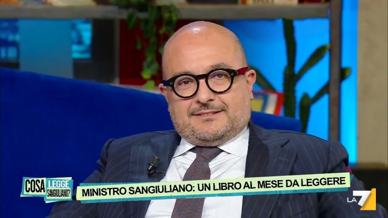 Il ministro Sangiuliano consiglia di leggere “Cappuccetto Rosso”, l’intervista esclusiva di … Il ministro Sangiuliano consiglia di leggere “Cappuccetto Rosso”, l’intervista esclusiva di …