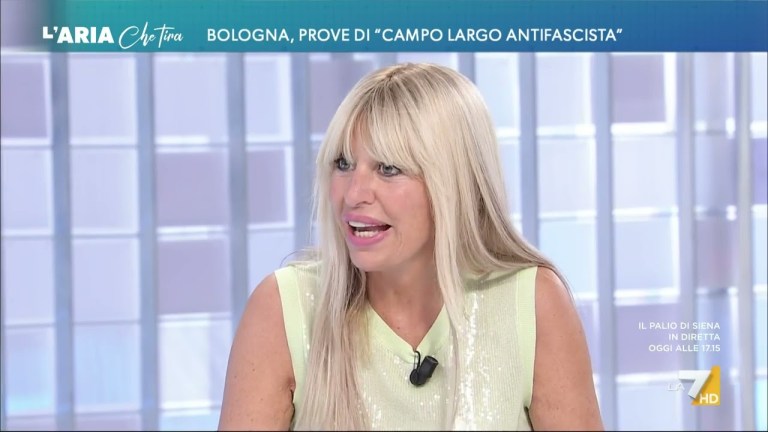 Alessandra Mussolini sulla ‘sedia rossa’ contro Elly Schlein e i militanti del PD: “Poveracci! … Alessandra Mussolini sulla ‘sedia rossa’ contro Elly Schlein e i militanti del PD: “Poveracci! …