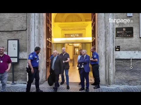 L’ex ministro Gennaro Sangiuliano esce dal ministero della Cultura dopo essersi dimesso L’ex ministro Gennaro Sangiuliano esce dal ministero della Cultura dopo essersi dimesso