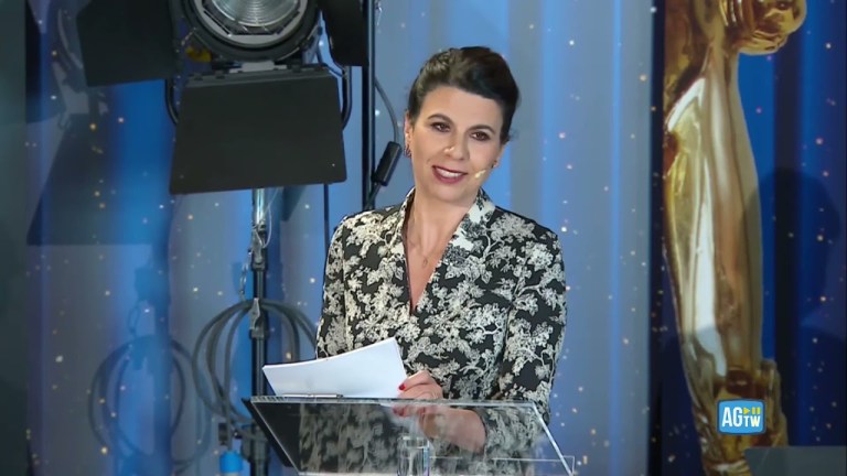 Monica Bellucci bionda e Geppi Cucciari scherza: «Un saluto a Ivana Spagna» Monica Bellucci bionda e Geppi Cucciari scherza: «Un saluto a Ivana Spagna»