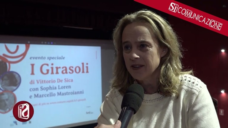 NAPOLI OMAGGIA LOREN, DE SICA E MASTROIANNI CON UNA SERIE DI PROIEZIONI DE I GIRASOLI NAPOLI OMAGGIA LOREN, DE SICA E MASTROIANNI CON UNA SERIE DI PROIEZIONI DE I GIRASOLI