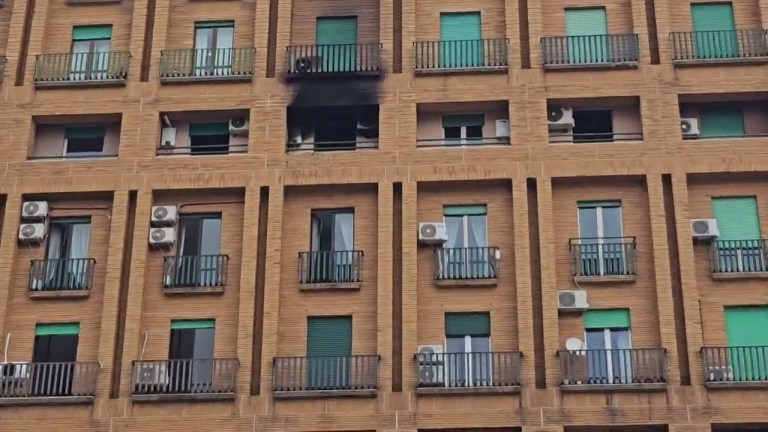 Incendio nella notte in un B&B a Napoli: muore turista pugliese di 28 anni. Indagini in corso Incendio nella notte in un B&B a Napoli: muore turista pugliese di 28 anni. Indagini in corso
