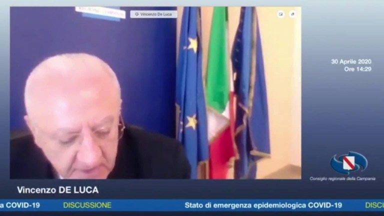 Coronavirus, De Luca in consiglio: “Hospeso sangue per salvare Campania dal disastro, vergognatevi” Coronavirus, De Luca in consiglio: “Hospeso sangue per salvare Campania dal disastro, vergognatevi”