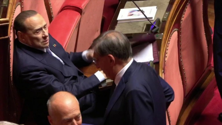 Berlusconi e l’insulto a La Russa, il video del momento del litigio al Senato Berlusconi e l’insulto a La Russa, il video del momento del litigio al Senato