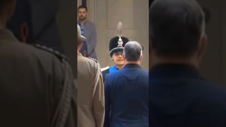 Orban a Palazzo Chigi, il cerimoniale con Giorgia Meloni #shorts #news Orban a Palazzo Chigi, il cerimoniale con Giorgia Meloni #shorts #news