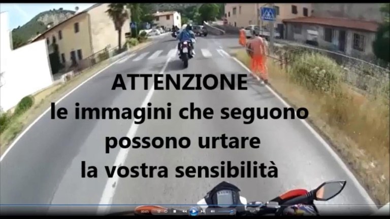 Muore in moto contro l’auto: le immagini choc dell’incidente Muore in moto contro l’auto: le immagini choc dell’incidente