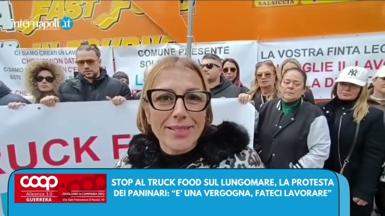 Protesta dei paninari di Mergellina in piazza a Napoli: “Vogliamo riaprire” Protesta dei paninari di Mergellina in piazza a Napoli: “Vogliamo riaprire”