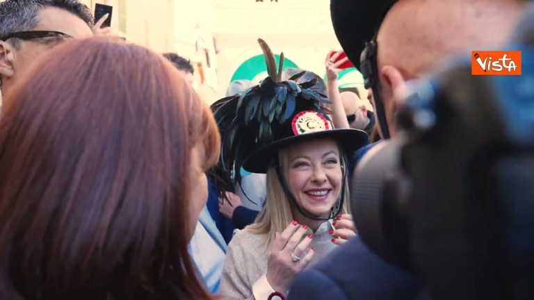 Giorgia Meloni prova la corsa dei Bersaglieri dopo aver indossato il cappello piumato Giorgia Meloni prova la corsa dei Bersaglieri dopo aver indossato il cappello piumato