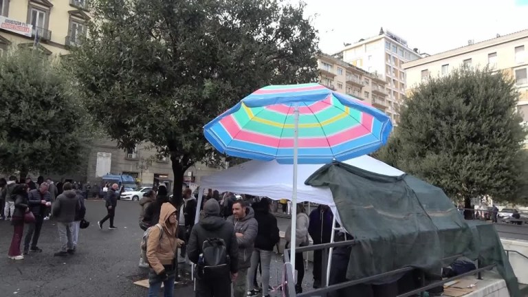 A Napoli disoccupati in presidio permanente davanti al Comune: “Saremo qui da mattina a sera” A Napoli disoccupati in presidio permanente davanti al Comune: “Saremo qui da mattina a sera”
