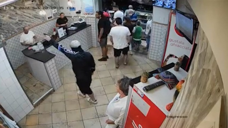 Spara in pizzeria a Napoli durante rapina, arrestato l’autore Spara in pizzeria a Napoli durante rapina, arrestato l’autore