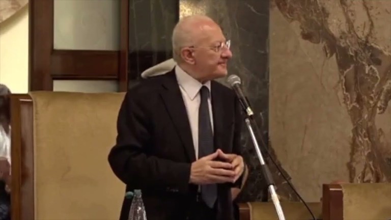 DE LUCA CONTRO ELLY SCHLEIN: “300 € SONO DUE TERZI DI UNA PENSIONE MINIMA” DE LUCA CONTRO ELLY SCHLEIN: “300 € SONO DUE TERZI DI UNA PENSIONE MINIMA”