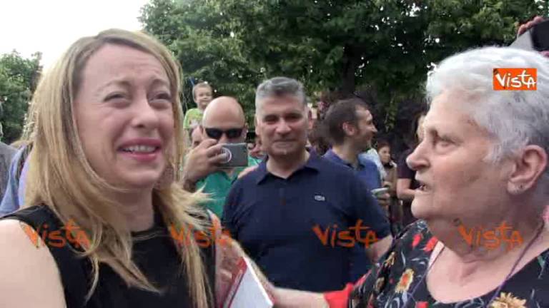 Signora fa sbellicare la Meloni: “Quando incontri la Mussolini gliela dai ‘na pizza da parte mia?” Signora fa sbellicare la Meloni: “Quando incontri la Mussolini gliela dai ‘na pizza da parte mia?”