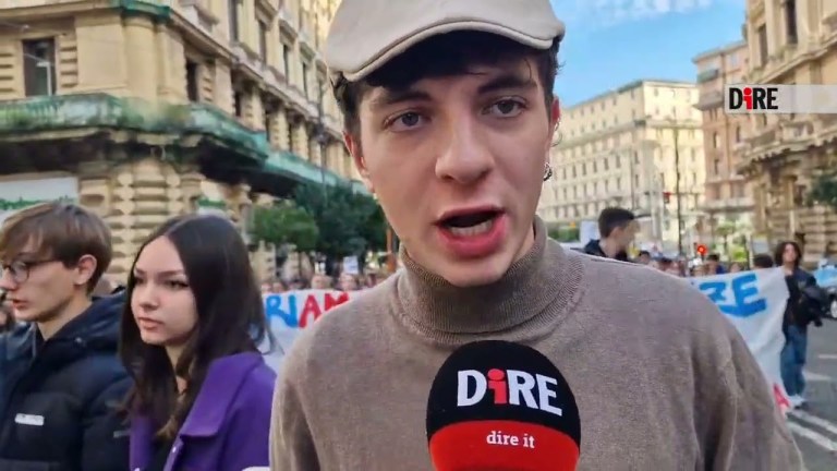 Napoli – CORTEO CONTRO VIOLENZE: BASTA ARMI, COMBATTERE POVERTÀ (27.11.24) Napoli – CORTEO CONTRO VIOLENZE: BASTA ARMI, COMBATTERE POVERTÀ (27.11.24)