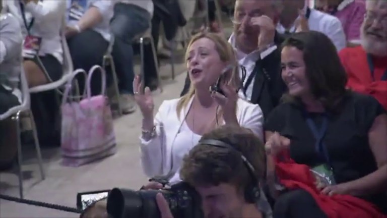 Giorgia Meloni: Emozione unica ad Atreju19: la sala piena canta “Avanti ragazzi di Budapest” Giorgia Meloni: Emozione unica ad Atreju19: la sala piena canta “Avanti ragazzi di Budapest”