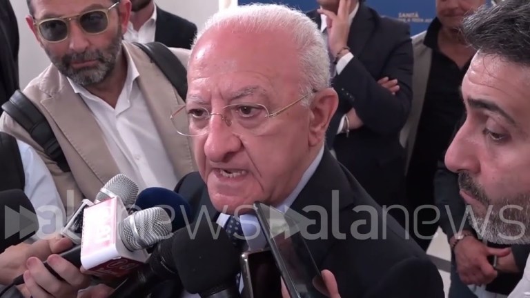 De Luca: “Meloni ha comunicato sua vera identità” De Luca: “Meloni ha comunicato sua vera identità”