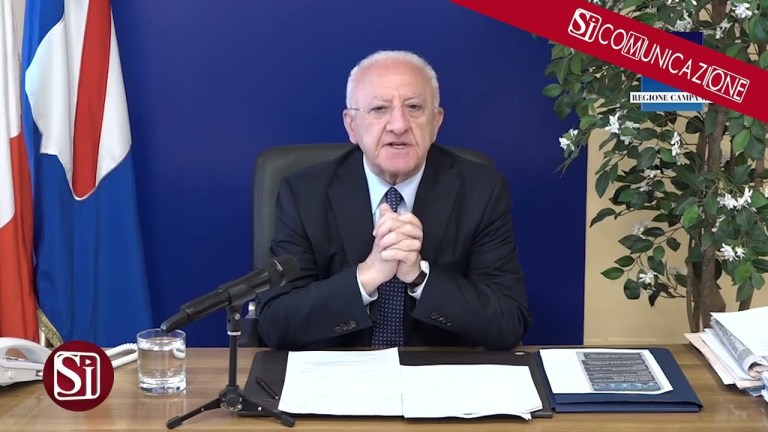 DE LUCA, “DON PATRICIELLO COME PIPPO BAUDO”: STOCCATE ONLINE TRA MELONI E IL GOVERNATORE CAMPANO DE LUCA, “DON PATRICIELLO COME PIPPO BAUDO”: STOCCATE ONLINE TRA MELONI E IL GOVERNATORE CAMPANO