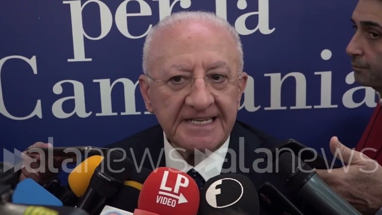 De Luca e la caduta dalla sedia spostata: “Colpa mia, non avevo visto” De Luca e la caduta dalla sedia spostata: “Colpa mia, non avevo visto”