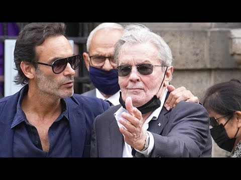 Alain Delon maltrattato dalla badante-compagna: denunciata dai tre figli dell’attore Alain Delon maltrattato dalla badante-compagna: denunciata dai tre figli dell’attore