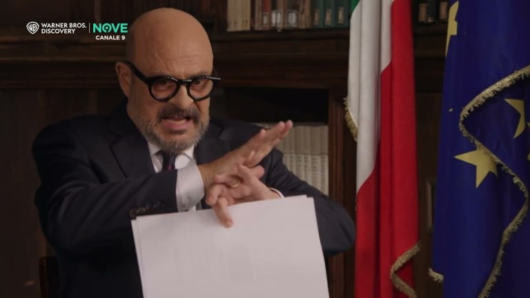 Maurizio Crozza torna in tv con la maschera di Gennaro Sangiuliano sul caso Boccia Maurizio Crozza torna in tv con la maschera di Gennaro Sangiuliano sul caso Boccia