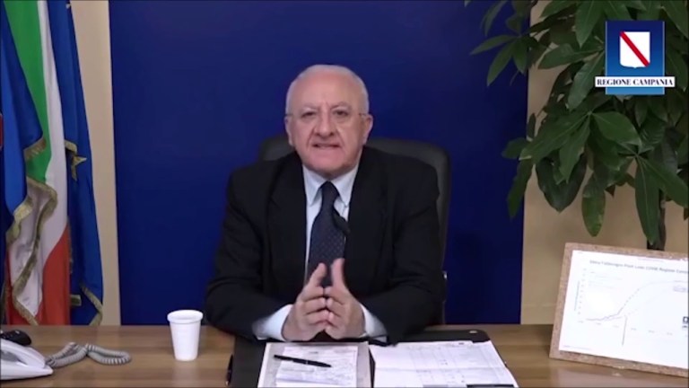 Regione Campania, COVID-19. De Luca: “Feste di laurea? Vi mandiamo i carabinieri con i lanciafiamme” Regione Campania, COVID-19. De Luca: “Feste di laurea? Vi mandiamo i carabinieri con i lanciafiamme”