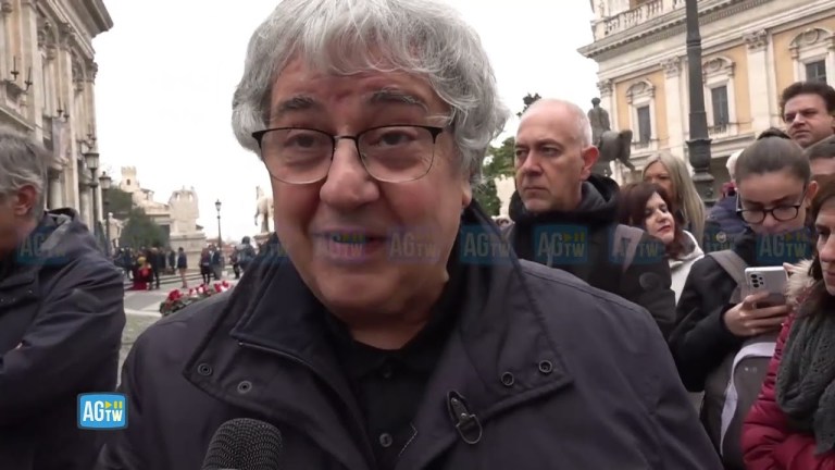 Costanzo, folla fuori dalla camera ardente per l’ultimo saluto al conduttore tv: «Uomo coraggioso, Costanzo, folla fuori dalla camera ardente per l’ultimo saluto al conduttore tv: «Uomo coraggioso,